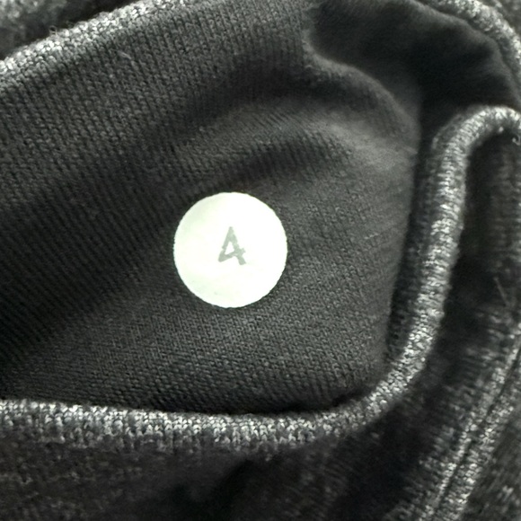 Women’s Lululemon Grey Leggings! Size 4! - Picture 5 of 5
